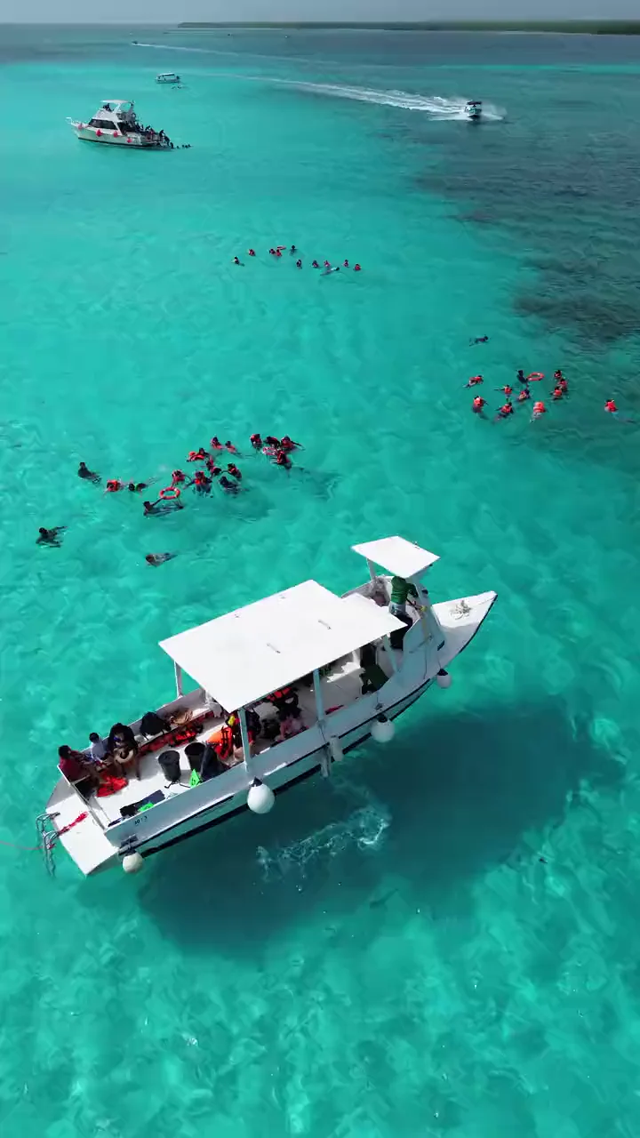 Caribe Explorer en la marina de Cozumel al atardecer